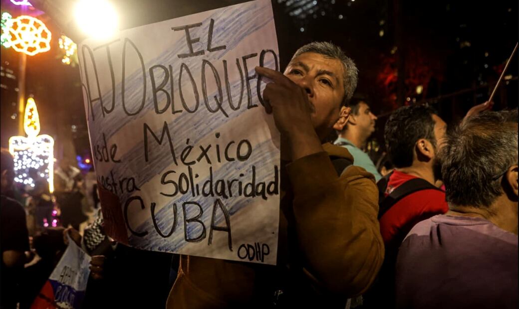 Colectivos a favor de Cuba y ciudadanos cubanos se manifestaron frente a la embajada de Estados Unidos en México contra el bloqueo a la isla, de cara a la votación en la ONU. Foto: Gabriel Pano/EL UNIVERSAL