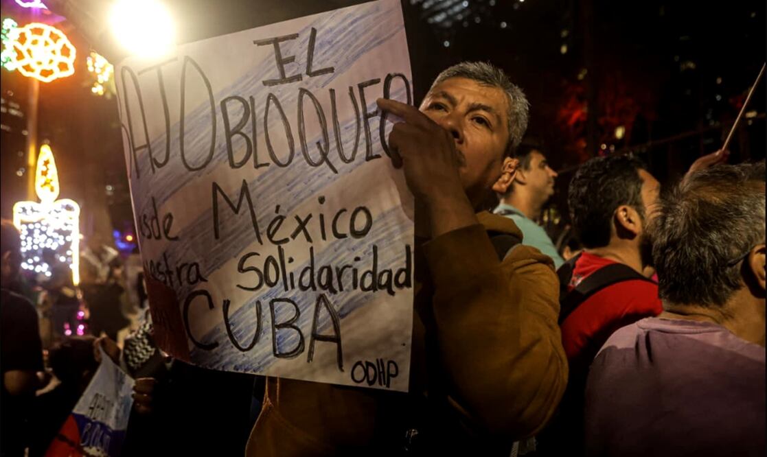 Colectivos a favor de Cuba y ciudadanos cubanos se manifestaron frente a la embajada de Estados Unidos en México contra el bloqueo a la isla, de cara a la votación en la ONU. Foto: Gabriel Pano/ Archivo EL UNIVERSAL