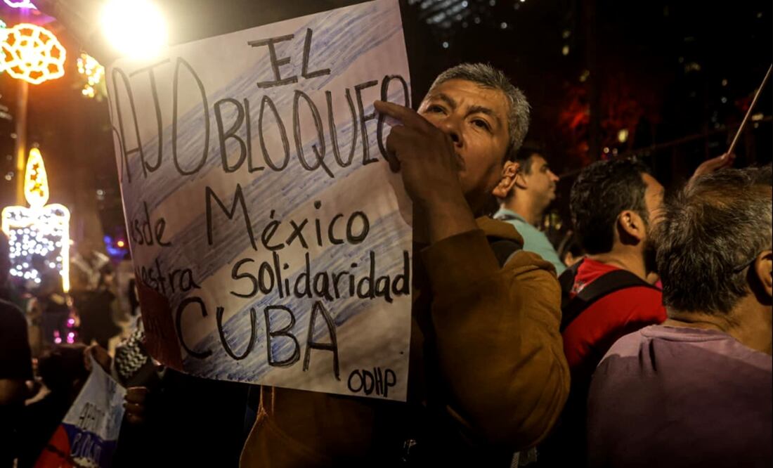 Colectivos a favor de Cuba y ciudadanos cubanos se manifestaron frente a la embajada de Estados Unidos en México contra el bloqueo a la isla, de cara a la votación en la ONU. Foto: Gabriel Pano/ Archivo EL UNIVERSAL