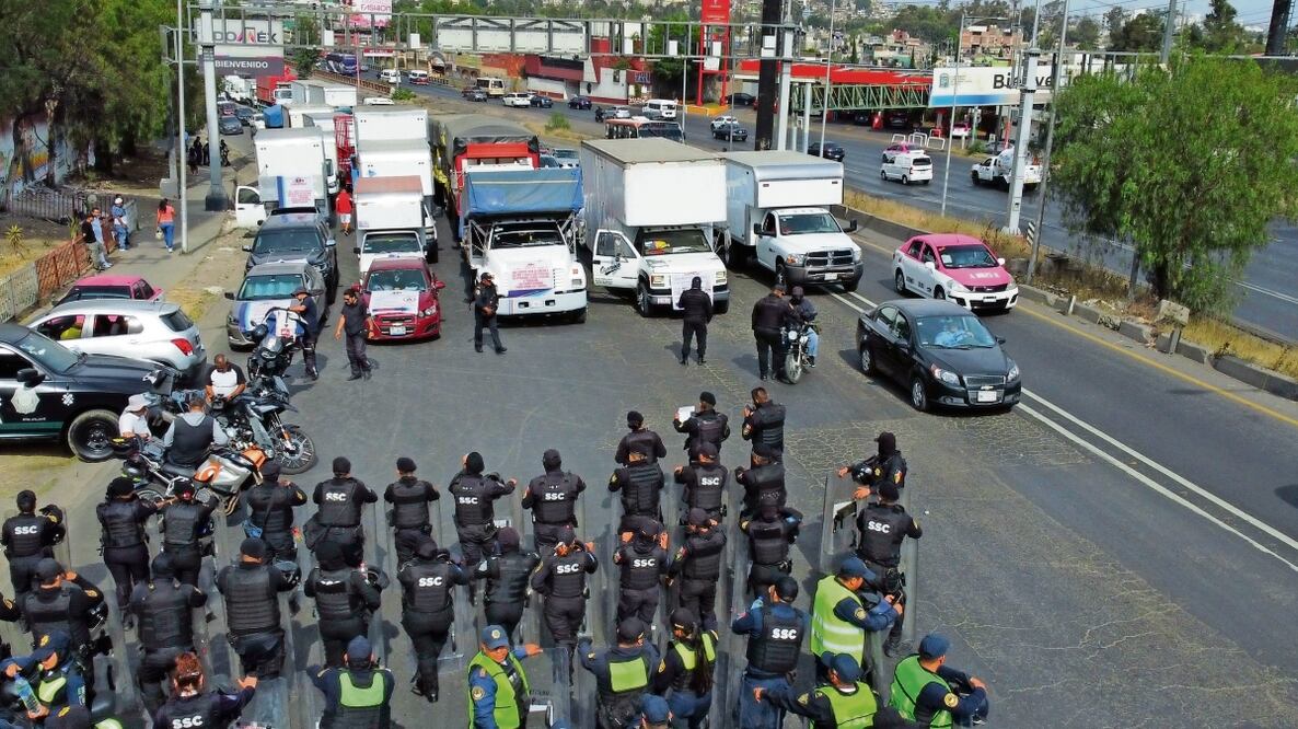 Transportistas de la Amotac bloquearon más de 8 horas el acceso a la Ciudad de México para demandar que el gobierno federal detenga la violencia en el país. Foto: Valente Rosas / EL UNIVERSAL