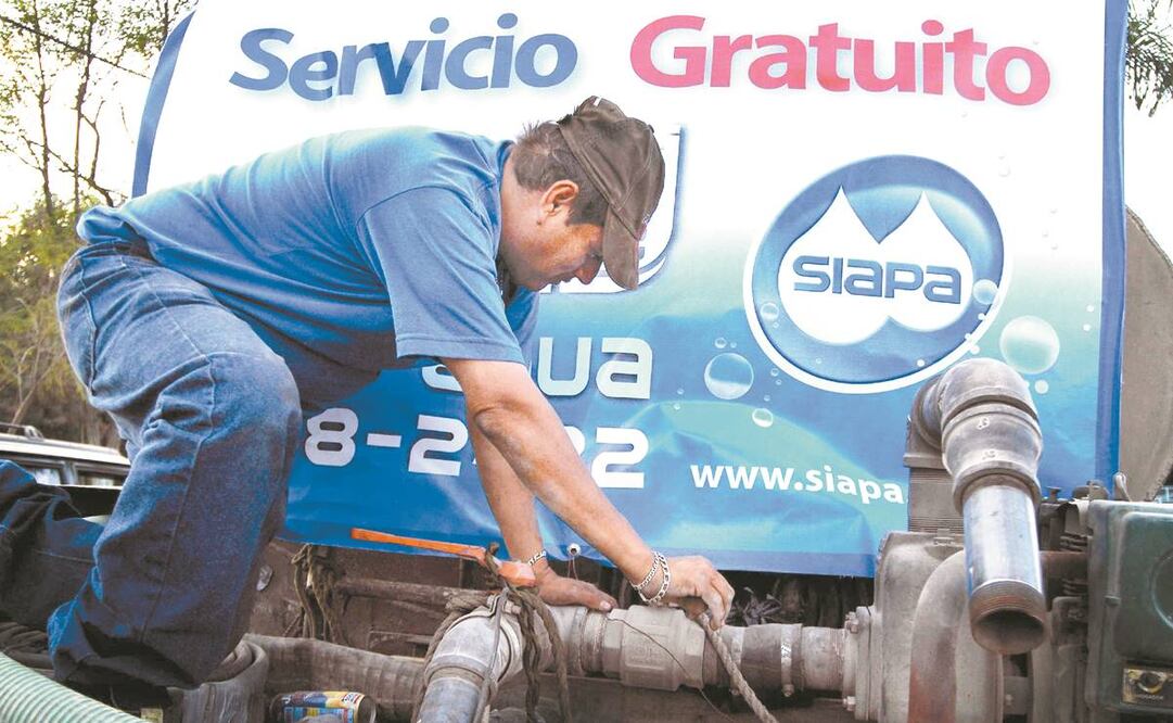 Algunas pipas de agua cobran el servicio, denuncian habitantes. Foto: Archivo/ El Universal.