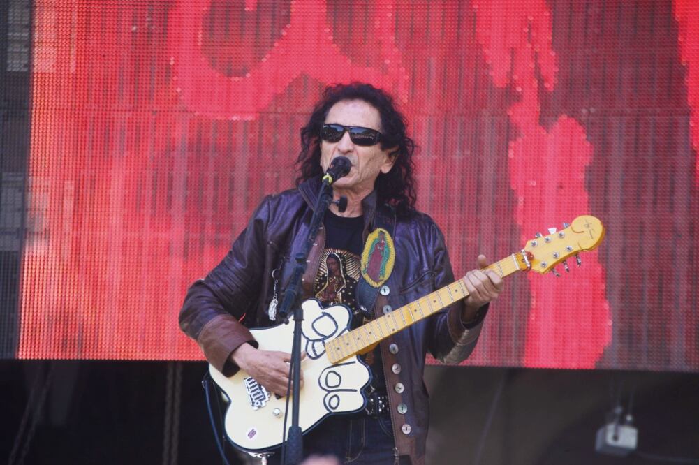 Agradece. Para agradecer el reconocimiento, el cantante deleitó a sus fans con cinco canciones. (TONY RIVERA. EL UNIVERSAL)