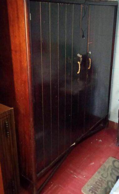 Quizá una de las razones por las que las polillas eran una plaga discreta es el hecho de que en la vida diaria los clósets llegan a pasar la mayoría del tiempo cerrados, puesto que sólo los abrimos un momento para tomar algo. Foto: Colección Villasana.