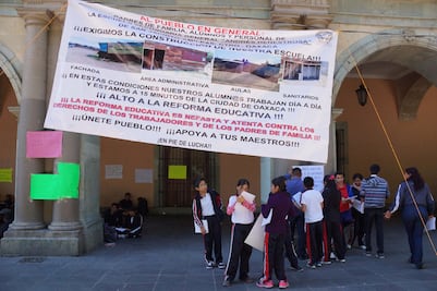 Toman clases en Palacio de Oaxaca para exigir aulas