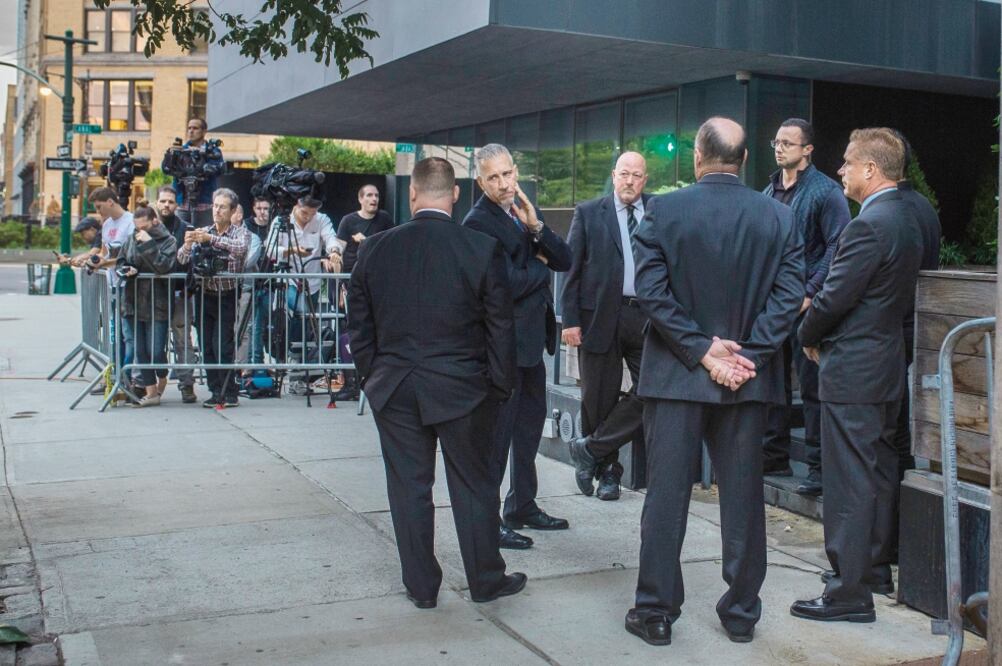 O los paparazzi dieron datos, o los ladrones se mezclaron con fotógrafos, suponen (ANDRES KUDACKI. AP)