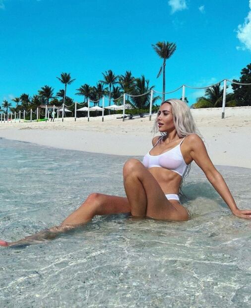 Kim Kardashian en revelador bikini blanco en la playa