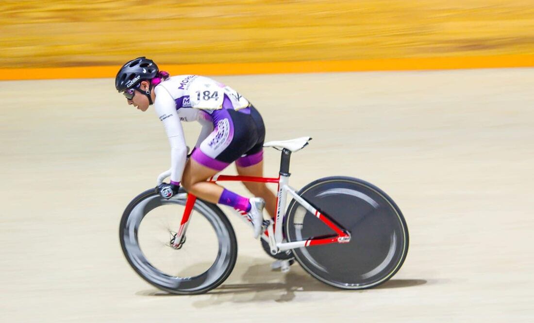 Ciclista de Morelos entrena en carreteras ante falta de velódromo para competencias. Foto: especial