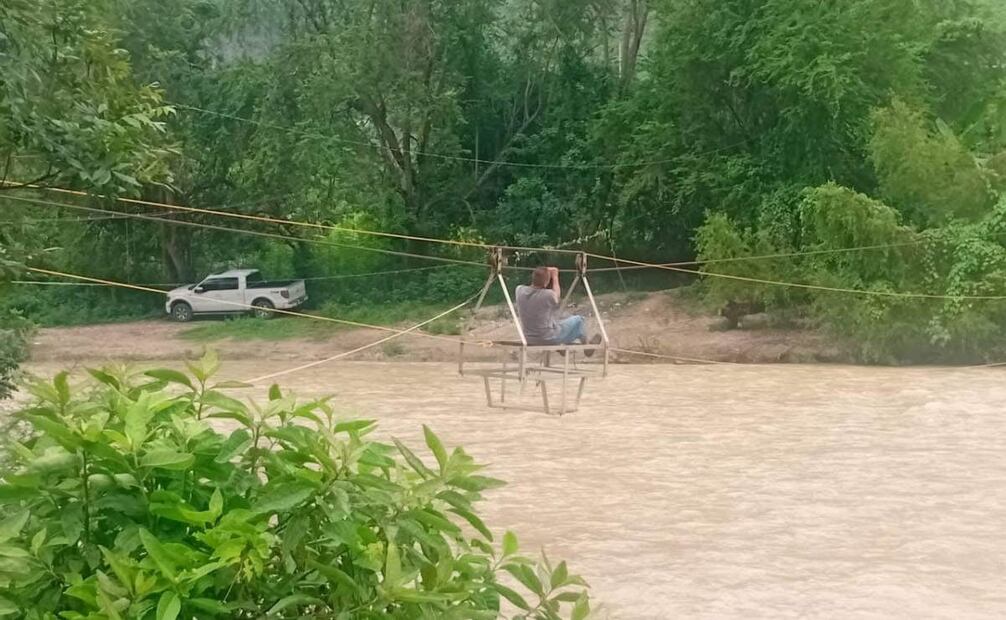 Trasladan ataúd en tirolesa para cruzar el río Amajac en Hidalgo (20/07/2025). Foto: Especial