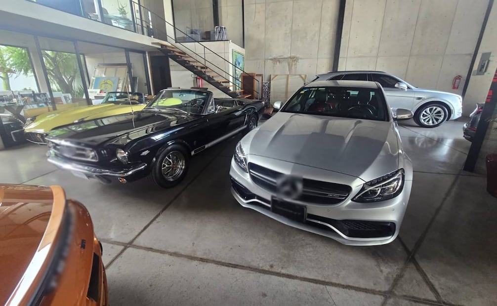Automóvil Mercedes Benz (gris), asegurado a "El Amarillo", presunto líder de una célula criminal de la facción de "Los Rusos" del Cártel de Sinaloa. Foto: Gabinete de Seguridad