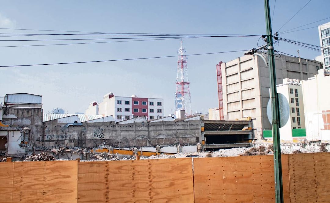 El estacionamiento que se ubicaba en Dr. Lavista 105 ya fue demolido. Foto: Santiago Reyes / EL UNIVERSAL