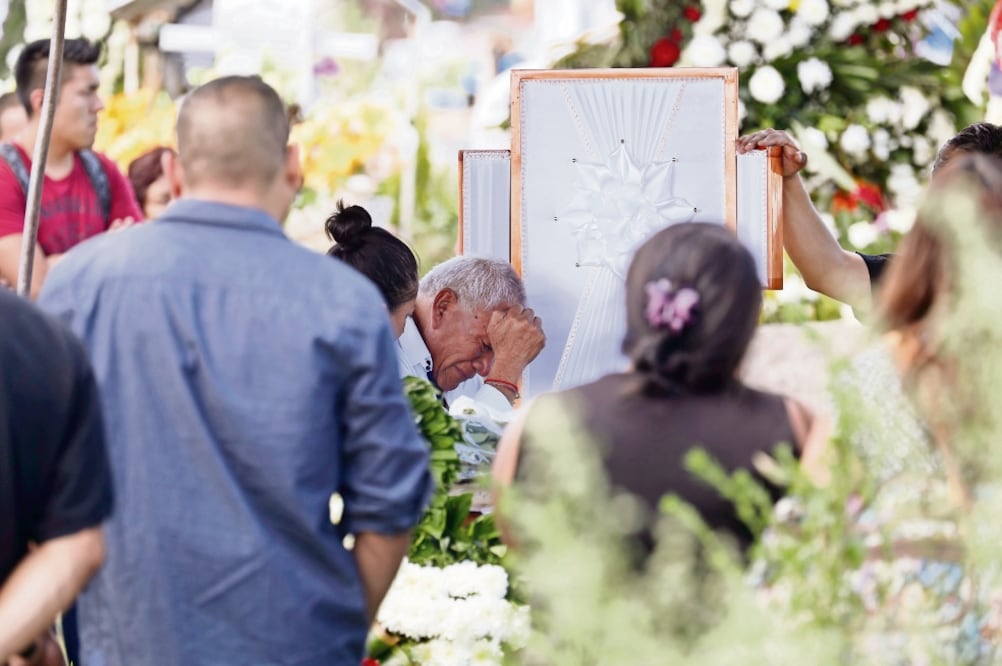 Al policía Cristian Cruz, a quien sus familiares llamaban Rocky , le sobreviven su esposa y su hijo de un año; quienes lo conocieron lo describen como un hombre valiente que amó su trabajo. (FOTOS: IRVIN OLIVARES. EL UNIVERSAL)