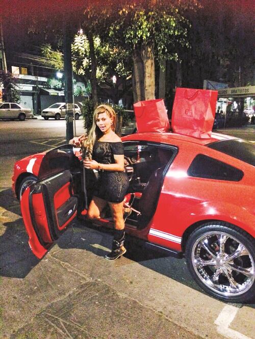 La extranjera asesinada junto con cuatro personas fue identificada como Milé Virginia Martín. En la imagen, ella junto al Mustang hurtado por los asesinos (CORTESÍA NOTICIAS CARACOL)