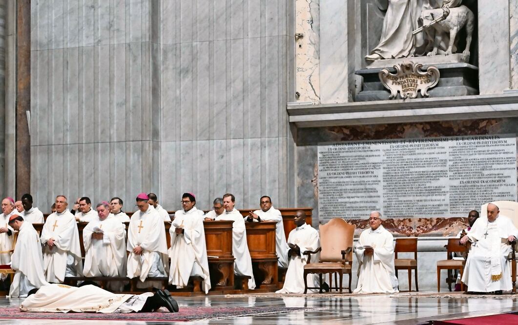 El papa Francisco (derecha) y miembros del clero participan en una misa por la ordenación episcopal del arzobispo Vincenzo Turturro en la Basílica de San Pedro, en la Ciudad del Vaticano. Foto: CLAUDIO PERI. EFE