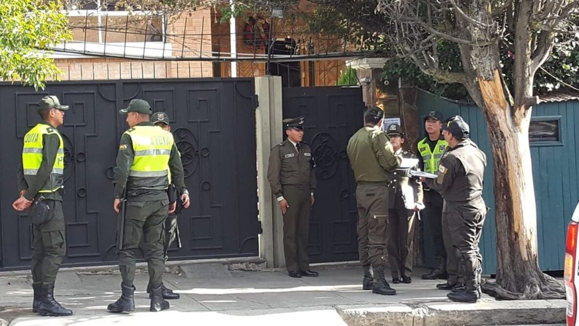 México denuncia que hay un "asedio" en la embajada de su país en Bolivia por la presencia de policías y militares en los alrededores (Foto: SRE)