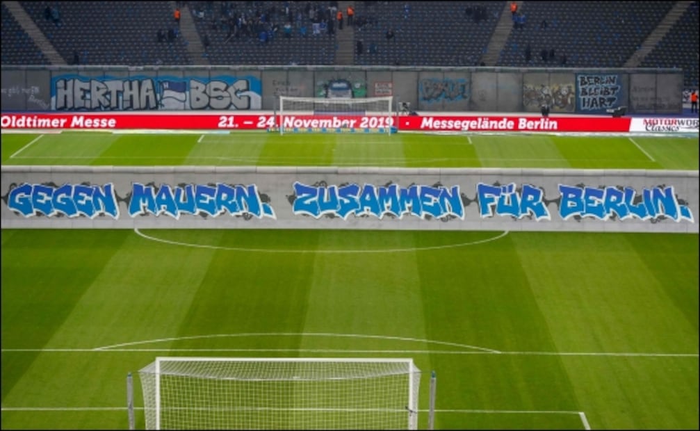 Aficionados alemanes derriban un simbólico “Muro de Berlín”