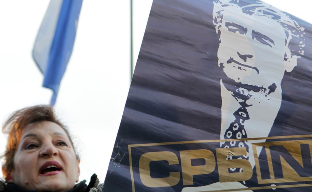 Mujer sostiene una imagen de Karadzic durante un rally ultranacionalista en Belgrado. (AP)