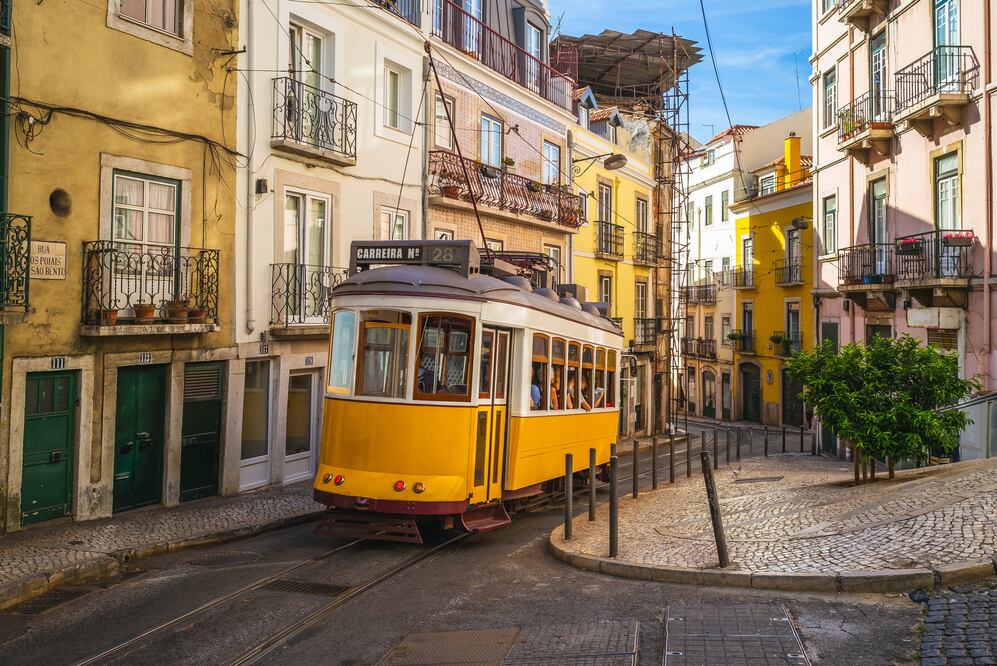 El tranvía amarillo es el transporte icónico de Lisboa. La primera línea comenzó a funcionar en 1901. Foto: Istock