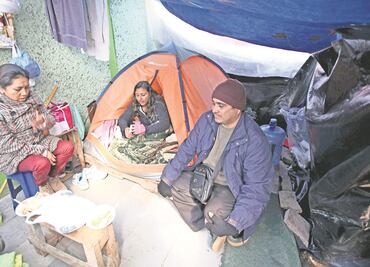 Aguantan bajas temperaturas en espera de pacientes
