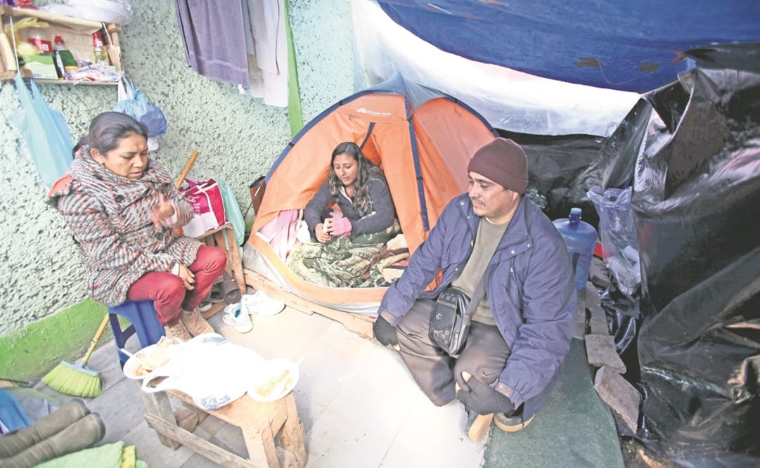 Oralia Gómez Rodríguez, su esposo Uber Bravo, y Maricela Martínez, no son familiares, pero desde hace dos meses y medio habitan un espacio de uno por dos metros; comparten el lugar desde que sus hijos fueron diagnosticados con cáncer. Foto: JORGE ALVARADO