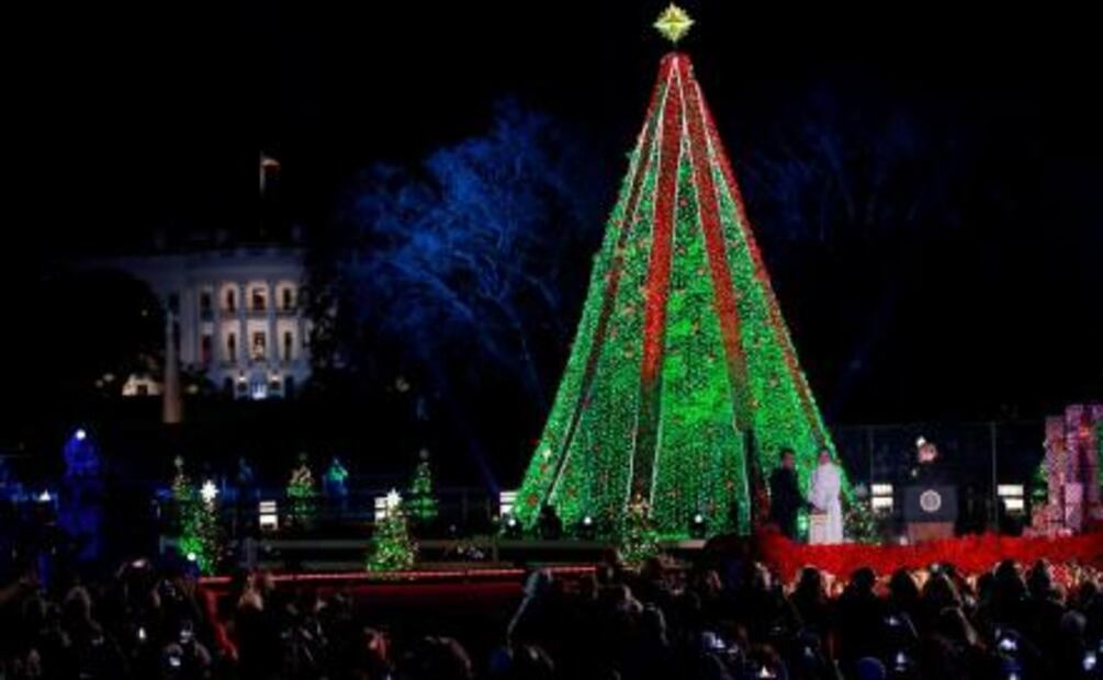 Donald y Melania Trump encienden Árbol Nacional de Navidad de la Casa Blanca