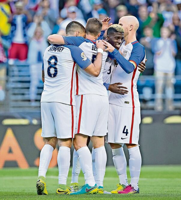 Gyasi Zardes (9) es felicitado tras marcar el 2-0 para EU, al 65’ (ETZEL ESPINOSA. IMAGO7)