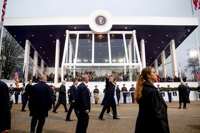 Los Trump llegan a la Casa Blanca para presidir el desfile en su honor