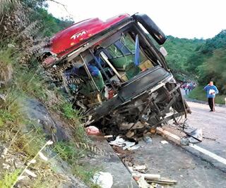 Choque de camión deja 13 muertos y 21 heridos