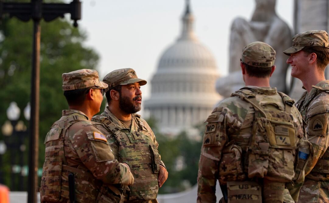 Soldados de la Guardia Nacional del Distrito de Columbia conversan en la Estación Union, con el Capitolio de Estados Unidos a sus espaldas, en Washington. Foto: AP/Archivo