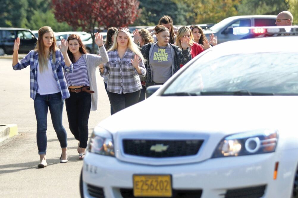Estudiantes y empleados del colegio Umpqua son evacuados luego de un tiroteo, en Roseburg, estado de Oregon, Estados Unidos (MICHAEL SULLIVAN. ROSEBURG NEWS-REVIEW VIA XINHUA)