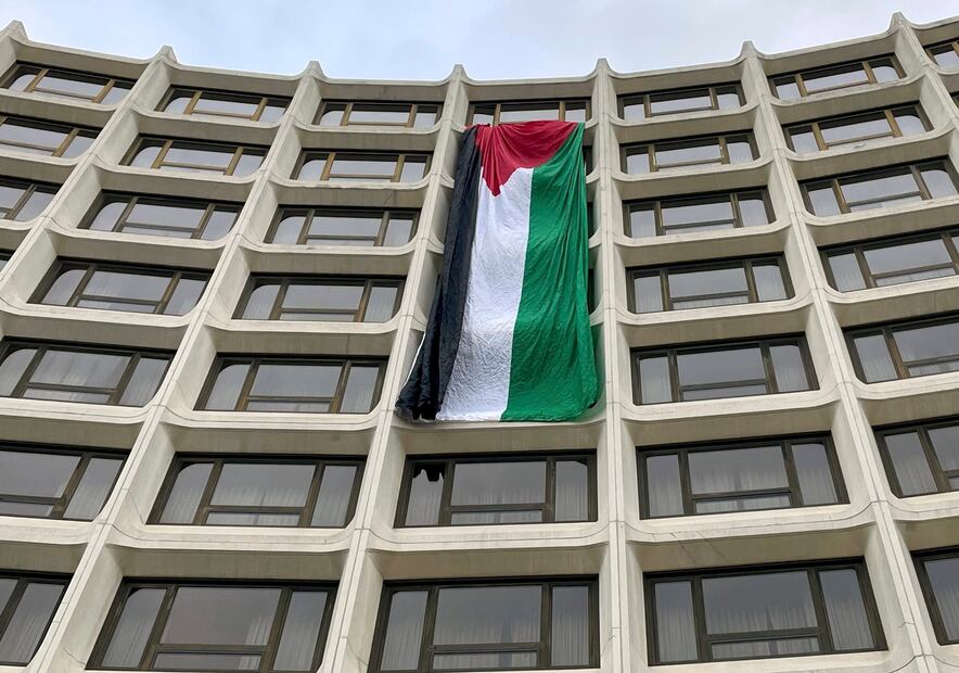 Una bandera palestina cuelga del costado del Washington Hilton mientras los manifestantes protestan por la guerra entre Israel y Hamas antes del inicio de la cena de la Asociación de Corresponsales de la Casa Blanca, en Washington. Foto: AP