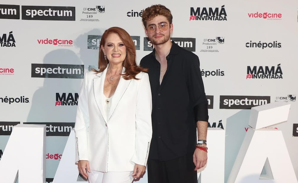 Erika Buenfil y su hijo  Nicolas Buenfil durante la alfombra rosa por el estreno de la pelicula "Mamá reinventada". Foto: Edgar Negrete/Clasos.com.mx