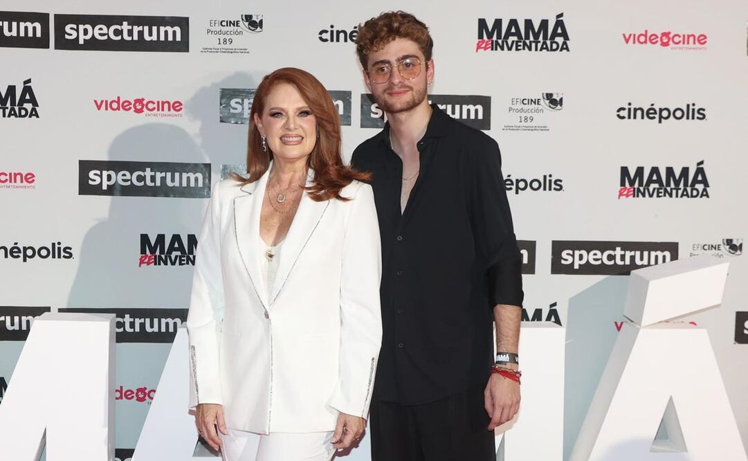 Erika Buenfil y su hijo  Nicolas Buenfil durante la alfombra rosa por el estreno de la pelicula "Mamá reinventada". Foto: Edgar Negrete/Clasos.com.mx