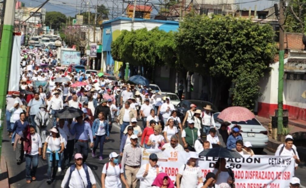 Protestan maestros de Morelos por retención del ISR en aguinaldos