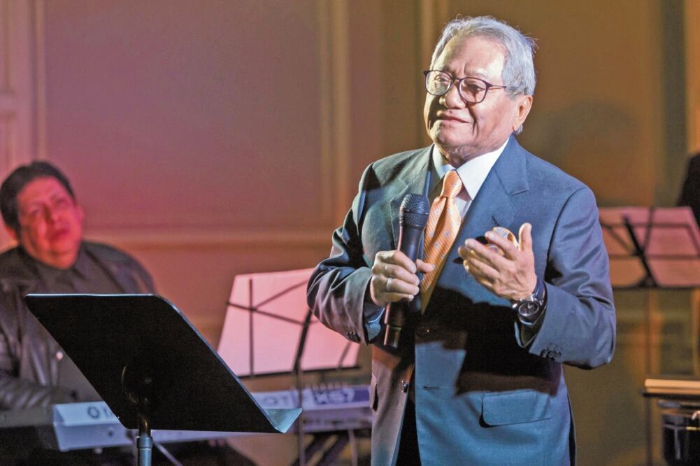 El compositor hizo los arreglos y tocó el piano para la canción. Foto: Luis Ortíz Clasos