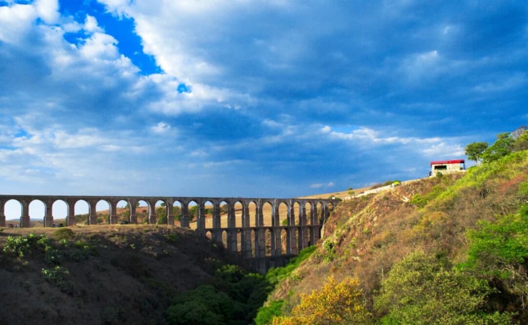 Acueducto de Xalpa. Tiene 43 arcos que superan alturas de 300 metros. En el sitio se construyeron cabañas, puentes colgantes y tirolesas. (Foto: Cortesía Turismo Edo Mex.)