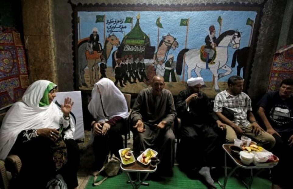 Artista pinta murales en casas para celebrar el haj