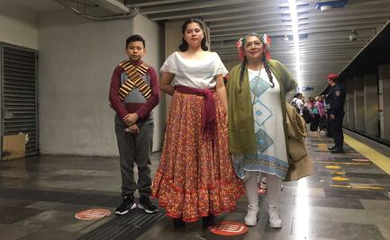 "Lo importante es celebrar": Con trajes típicos, personas arriban al Zócalo por festejos patrios