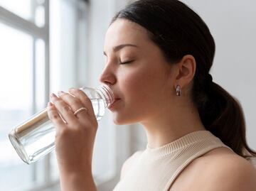 Para qué sirve tomar agua mineral con sal
