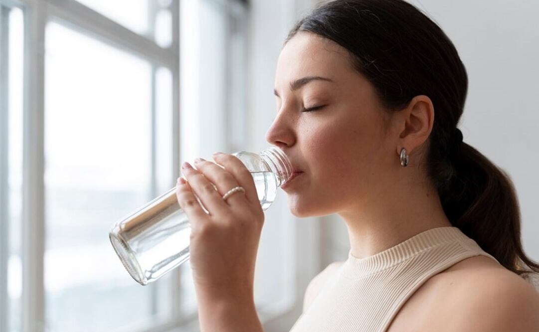 El hábito de beber agua mineral con sal se ha vuelto muy popular. Foto: Freepik.