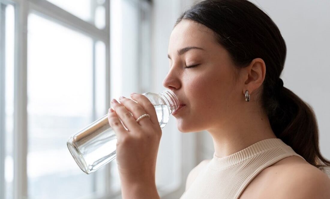 La deshidratación puede afectar los síntomas del hígado graso. Foto: Freepik