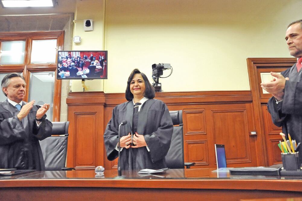 Norma Piña Hernández —quien señaló que sus determinaciones judiciales las va a tomar sin atender a los caprichos de grupos de poder— tras ser investida ayer como magistrada de la Suprema Corte de Justicia de la Nación (VALENTE ROSAS. EL UNIVERSAL)