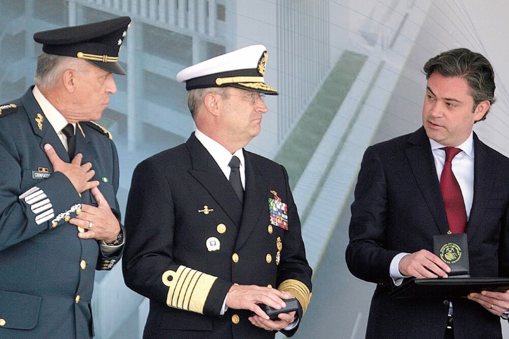 Los titulares de la Sedena, Salvador Cienfuegos; de la Semar, Vidal Francisco Soberón, y la SEP, Aurelio Nuño, durante la ceremonia de graduación de posgrado de la Escuela Médico Militar (IVÁN STEPHENS. EL UNIVERSAL)