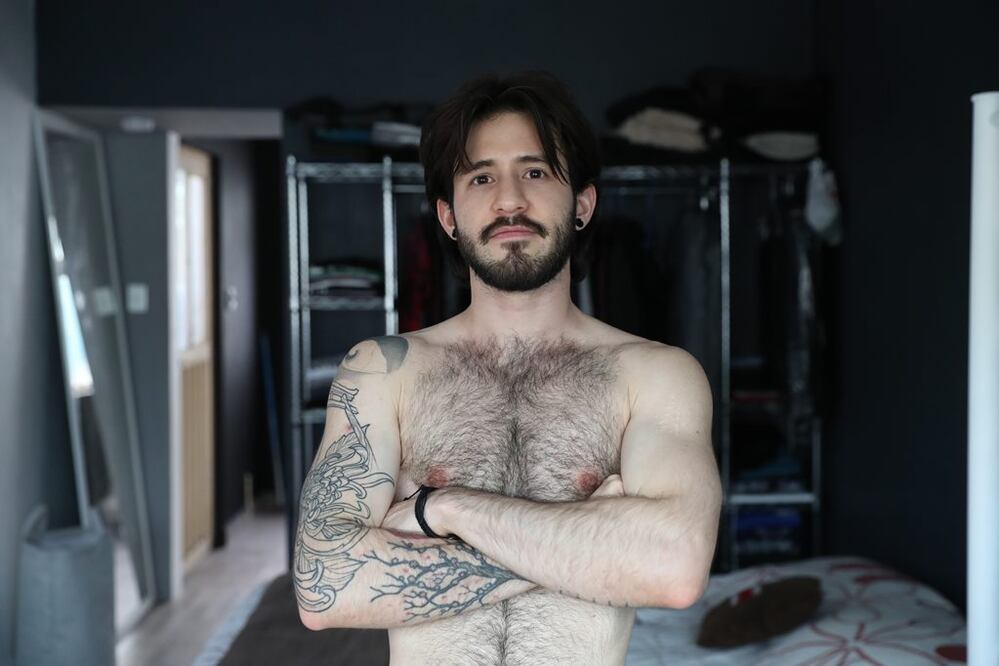 En su procedimiento de masculinización, Sebastián, pidió que le quitaran las mamas después de dos años de tratamiento hormonal. “Antes me vendaba para ocultarlos. Era una actividad que me quitaba horas del día", comenta. Fotos/VALENTE ROSAS. EL UNIVERSAL