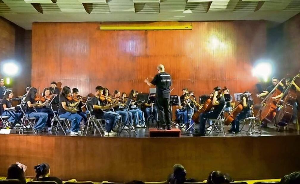 A la Youth Sinfonietta Chiapas la conforman 43 alumnos de entre ocho y 16 años; tienen 24 horas de clases al mes, preparan programas de concierto y son una muestra de lo que su titular llama “el inmenso talento innato del mexicano”. Foto: Óscar Macedo y Montserrat Pérez
