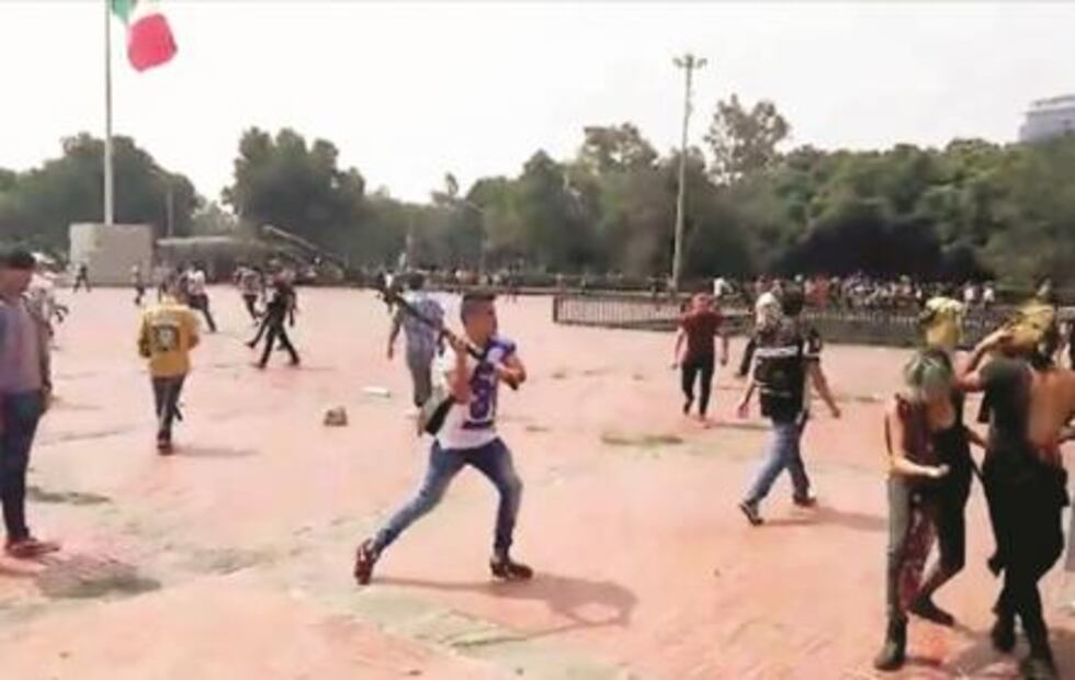 Porros de la UNAM reviven varas de “halcones” del 71