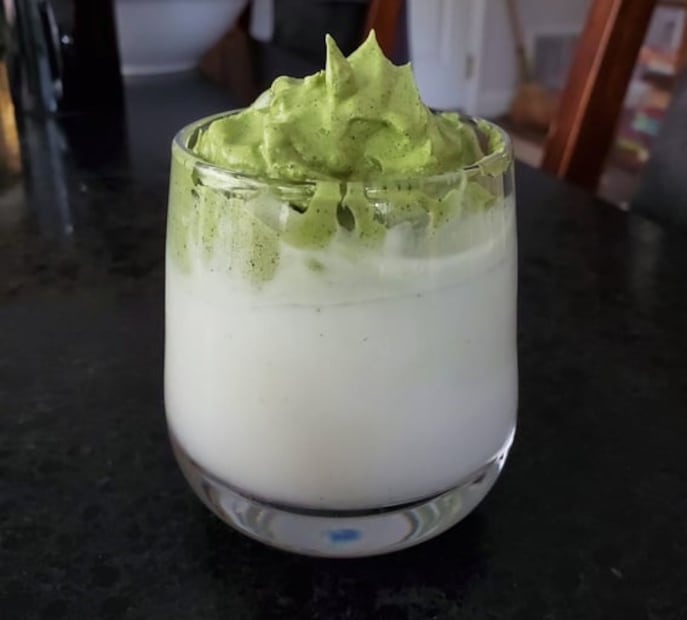 Aprende a preparar Dalgona Matcha Latte, famoso en redes sociales