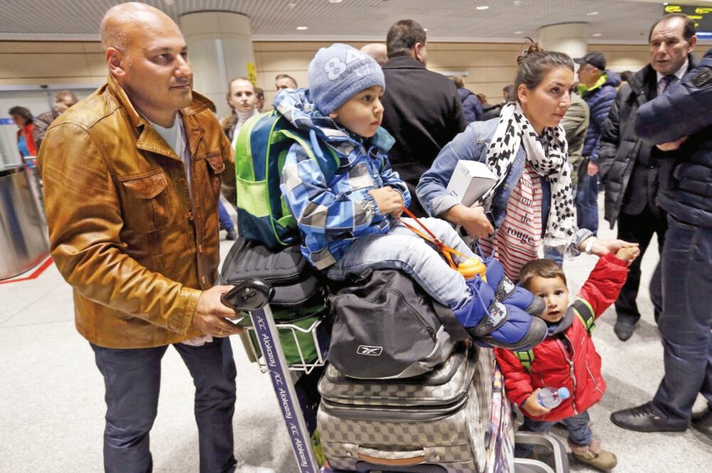 Pasajeros provenientes del balneario egipcio de Hurghada, a su llegada, ayer, al aeropuerto ruso de Domodedovo, poco antes de que el gobierno suspendiera los vuelos a Egipto. SERGEI KARPUKHIN. REUTERS