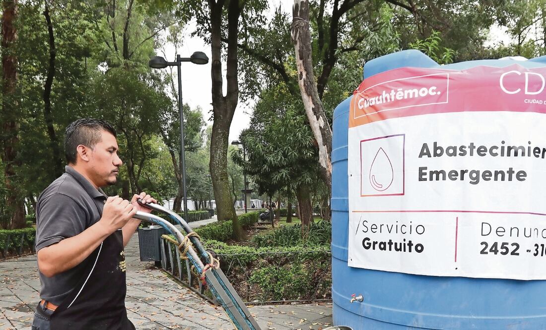 Demanda. Los tinacos comunitarios colocados en puntos estratégicos en las colonias, aún tienen líquidos. Foto: ARIEL OJEDA. EL UNIVERSAL
