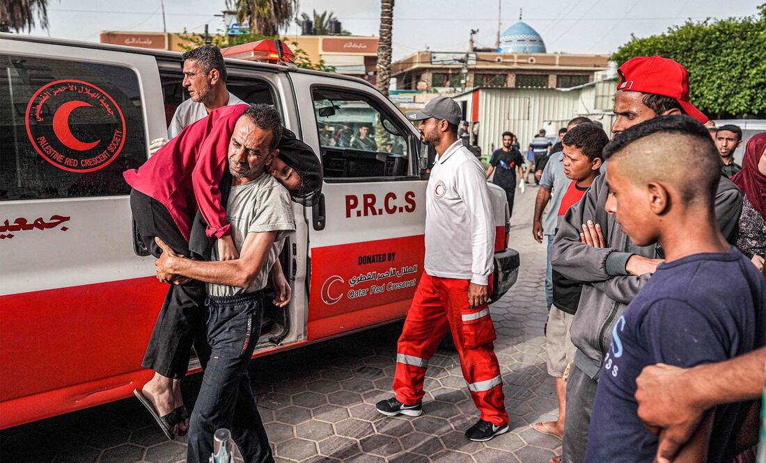 Un hombre lleva a un niño herido al Hospital de los Mártires de Aqsa en Deir el-Balah, en el centro de la Franja de Gaza. FOTO: AFP