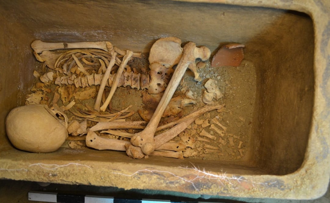 En el espacio situado en la parte norte se halló otro sarcófago, que estaba roto pero se recuperaron todas sus piezas. Foto: EFE/ Greek Ministry Of Culture